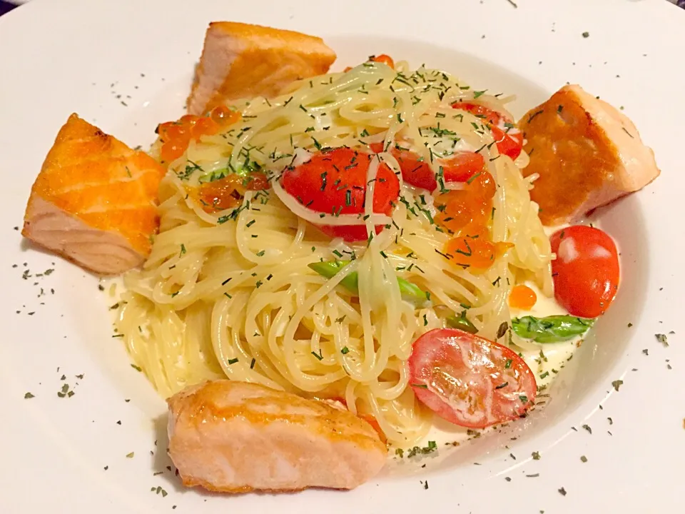 Angel hair pasta with grilled salmon, salmon egg roe, tomatoes & chive cream|Sky Blueさん