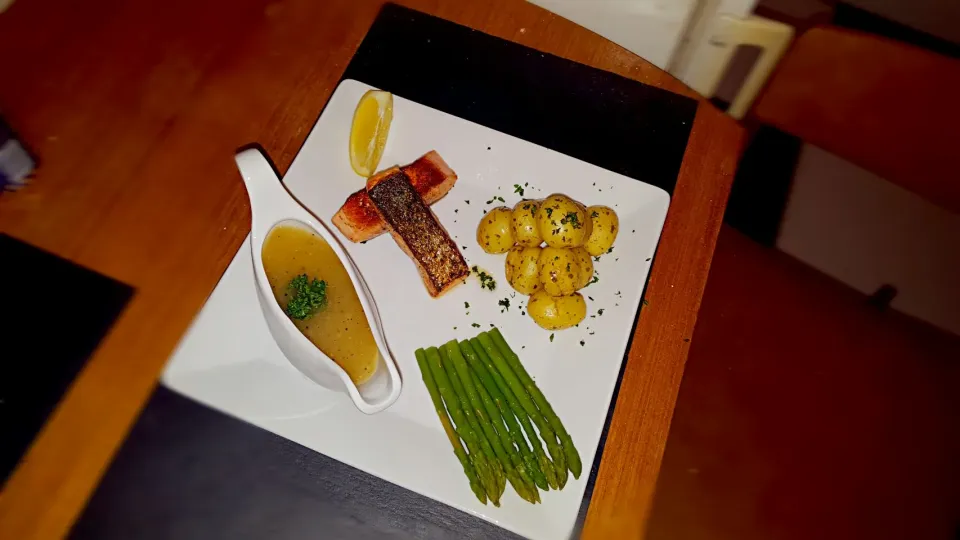 Snapdishの料理写真:Pan Fried Salmon with Herbed New potatoes and Asparagus with a Lemon Pepper sauce|Craig Shottleさん