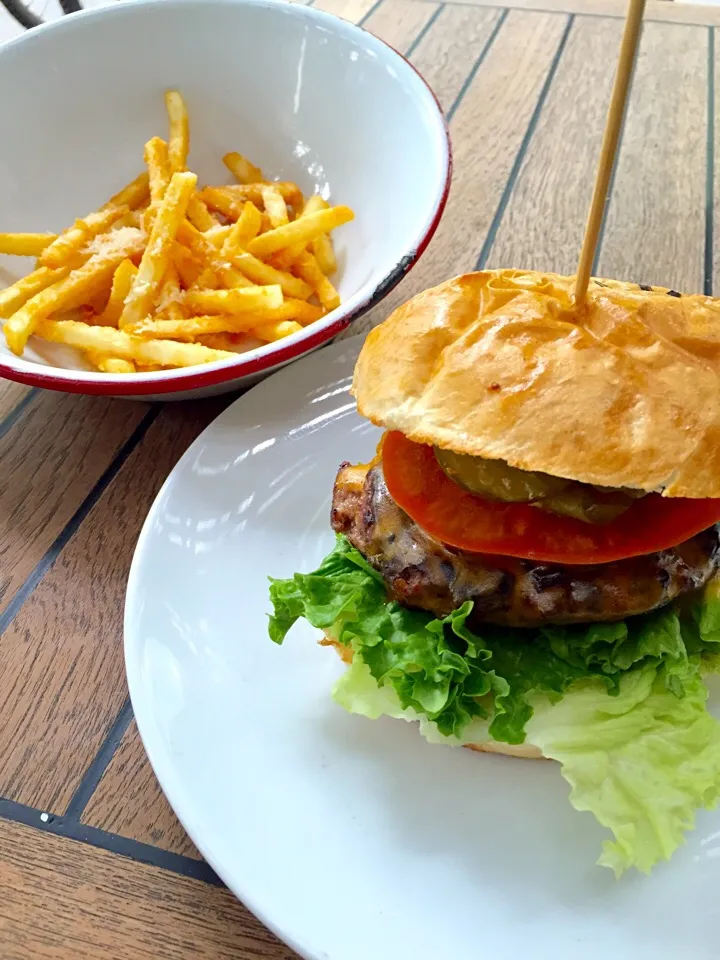 Burger and fries|Eduardo Mestre Sさん