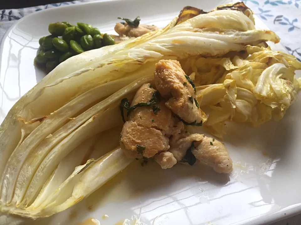 Snapdishの料理写真:白菜ステーキ、ロブジョン醤油ソースがけ。鶏胸肉のセロリ炒めを添えて。|松澤美穂さん