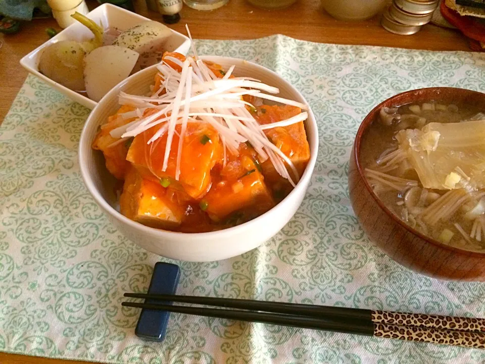 朝ごはん★厚揚げのチリ丼、かぶのゆかり煮、みそ汁|ハルさん