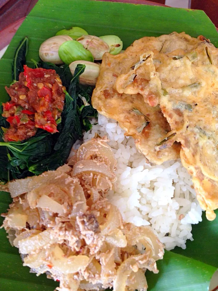 bf. nasi lauk urap towel + daun kecipir sambel bawang + pete + tempe goreng|Tyas Kasmariさん