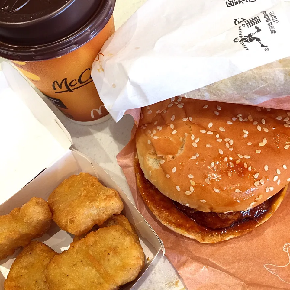 Snapdishの料理写真:3/5 春限定”チキンてりたまバーガー”ランチ❤️|Makinsさん