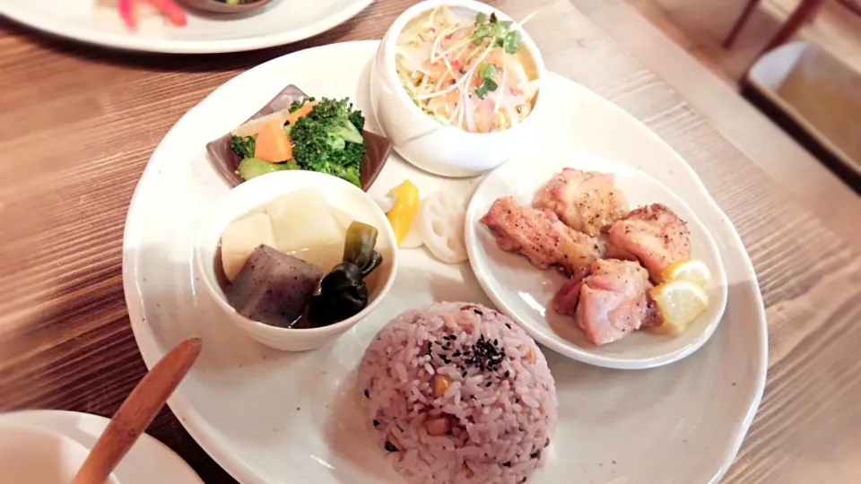 Snapdishの料理写真:鶏もも肉の岩塩焼きのまるはちごはん＠長八珈琲店|らすくさん