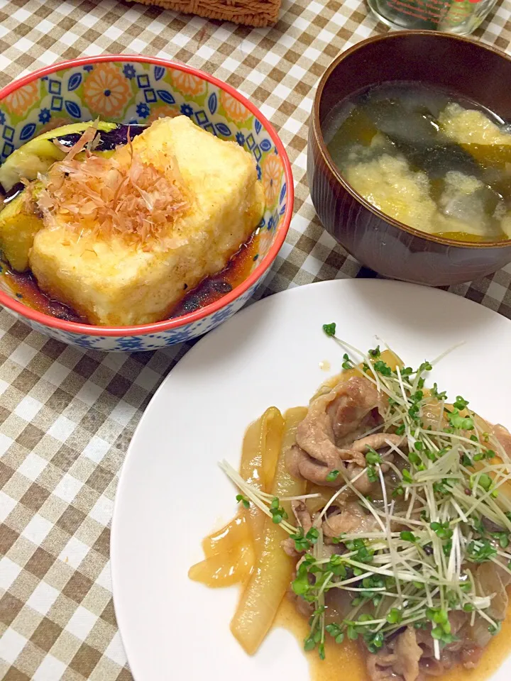 揚げ出し豆腐豆腐🍀豚ロースと玉ねぎ🍀新ワカメと松山あげのお味噌汁|☆光るさん