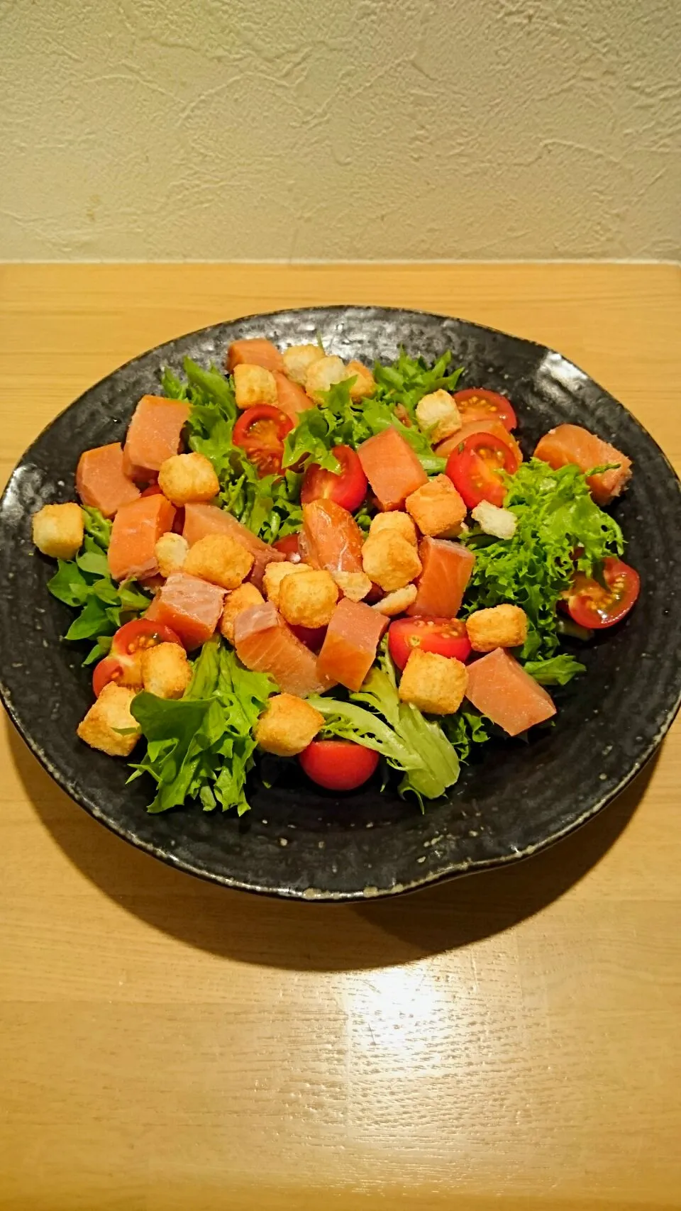 Snapdishの料理写真:厚切りスモークサーモンのサラダ🍅|ニコさん