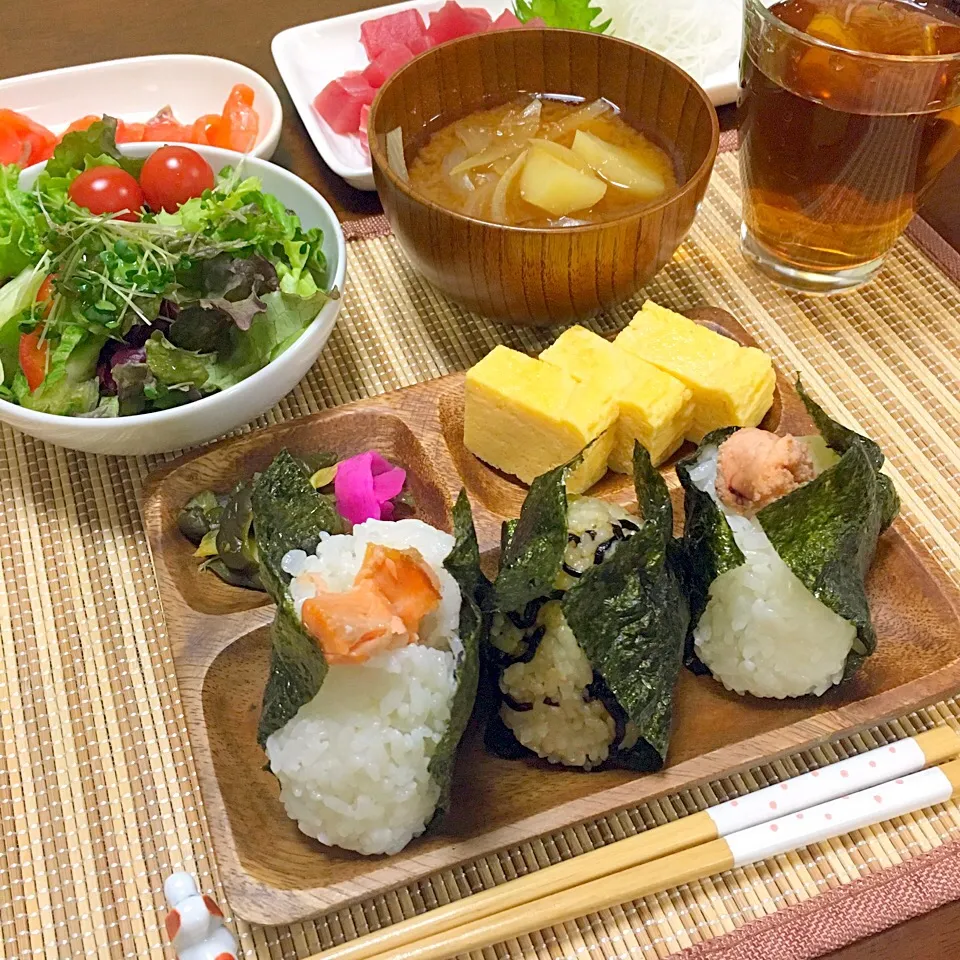 Snapdishの料理写真:旦那作の3種おにぎり🍙の夜ごはん|ヒロリンさん