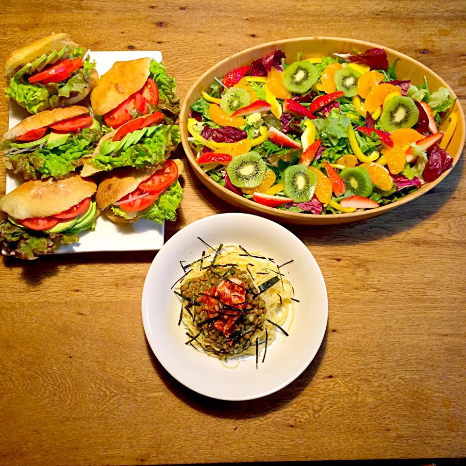 veganマラソン前夜の夕食
納豆とキムチのパスタ
チャバタサンド
フルーツサラダ|makiko_aさん