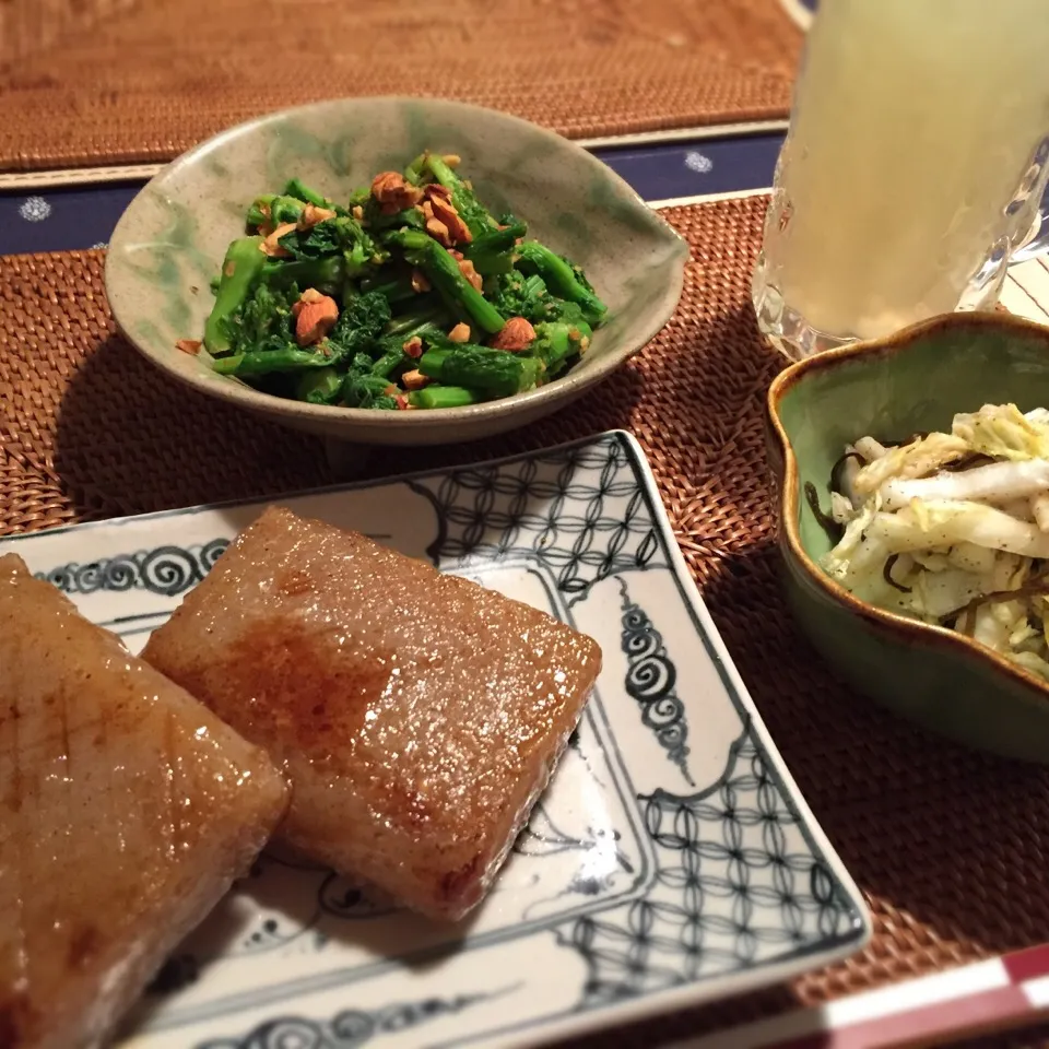 菜の花とアーモンドの辛子和え、白菜の塩昆布とゆかり和え、コンニャクステーキ🎵シークワーサーサワーでヘルシーに😊|Plum treeさん