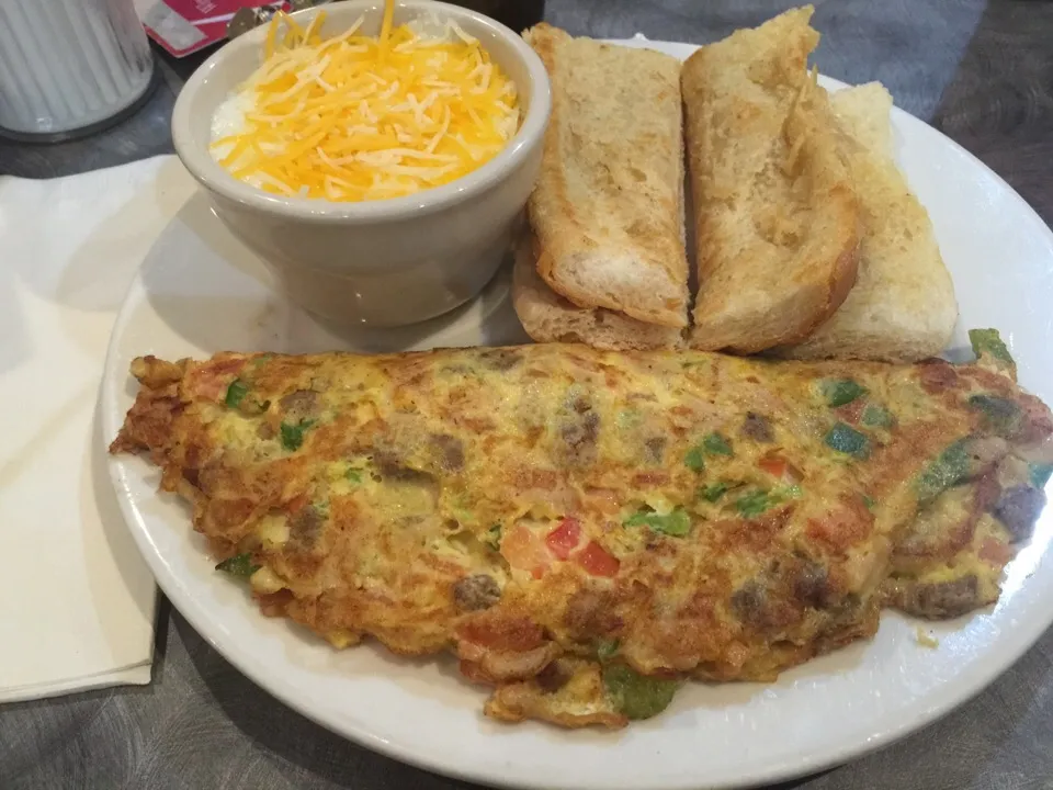 Snapdishの料理写真:@work-Turkey bacon & veggies omelette, cheese grits & Cuban toast.|Richard Thompsonさん