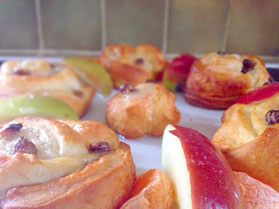 Snapdishの料理写真:Crispy golden-brown cinnemon swirls topped with delicious, fresh fruit.|esculentus foodさん