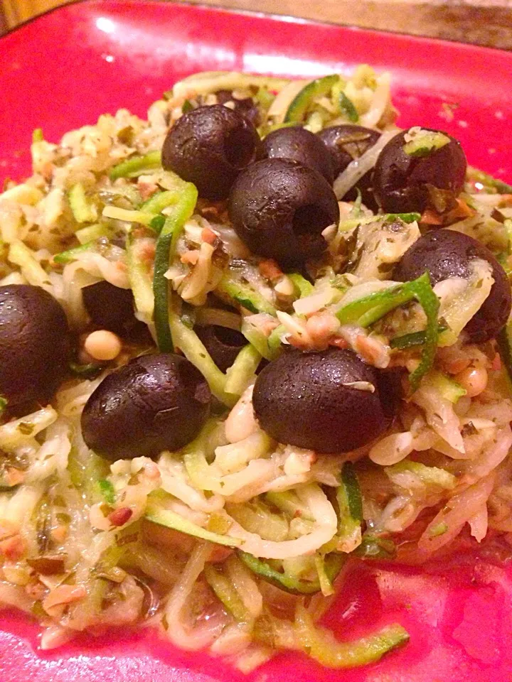 Courgetti with pesto, pine nuts and olives.|rhi chanさん