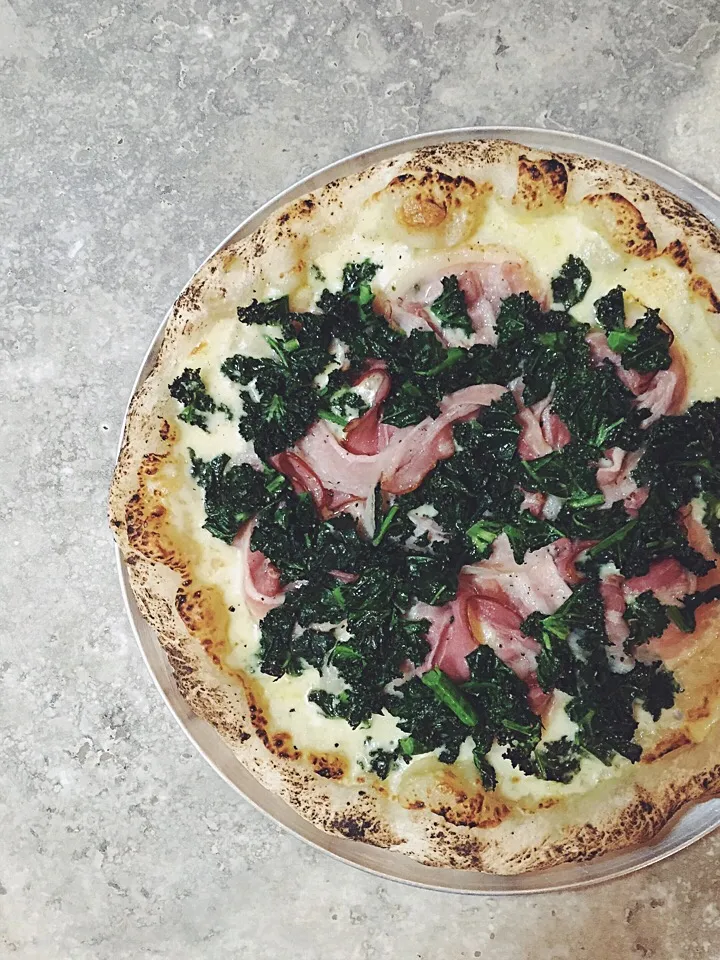 Bacon and cavalo nero pizza|rick chanさん