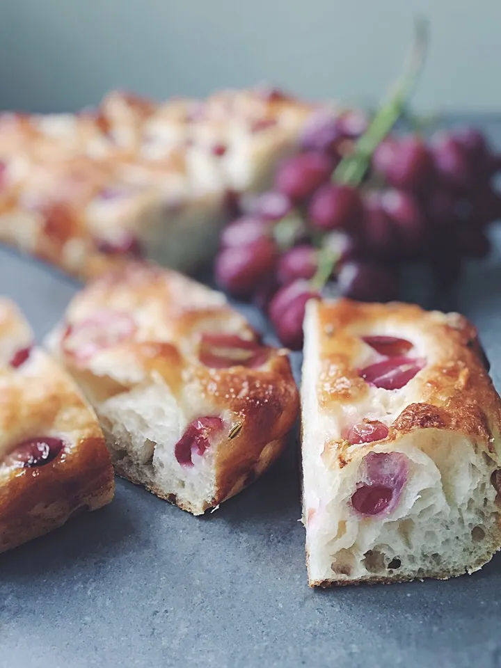 Focaccia with grapes and fennel seeds|rick chanさん