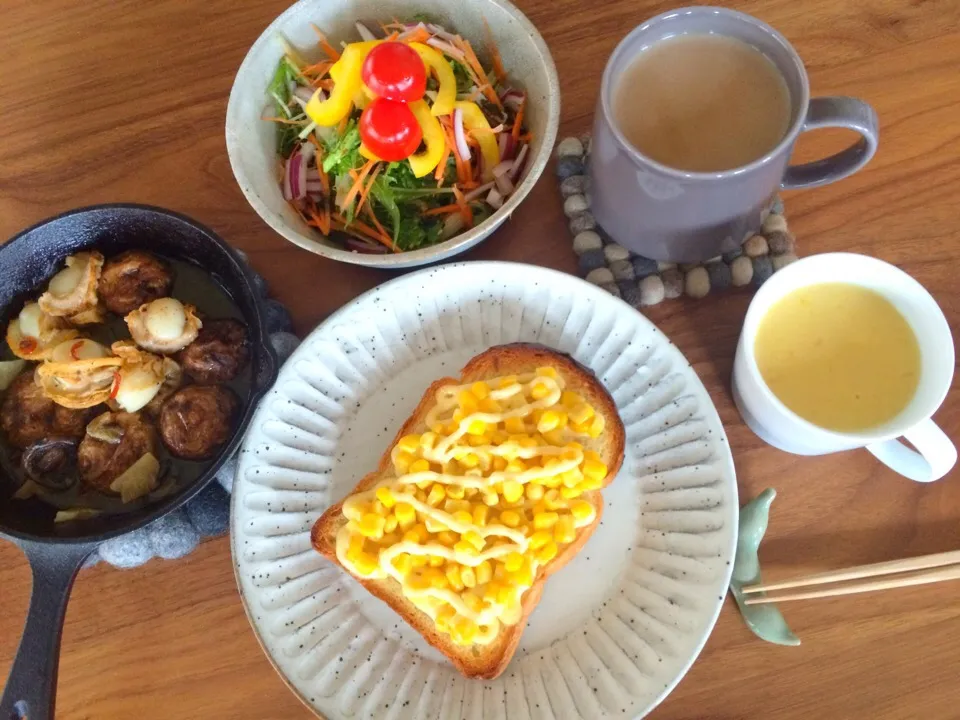 たっぷり野菜サラダとコーンマヨトーストの朝ごはん|こんぶさん