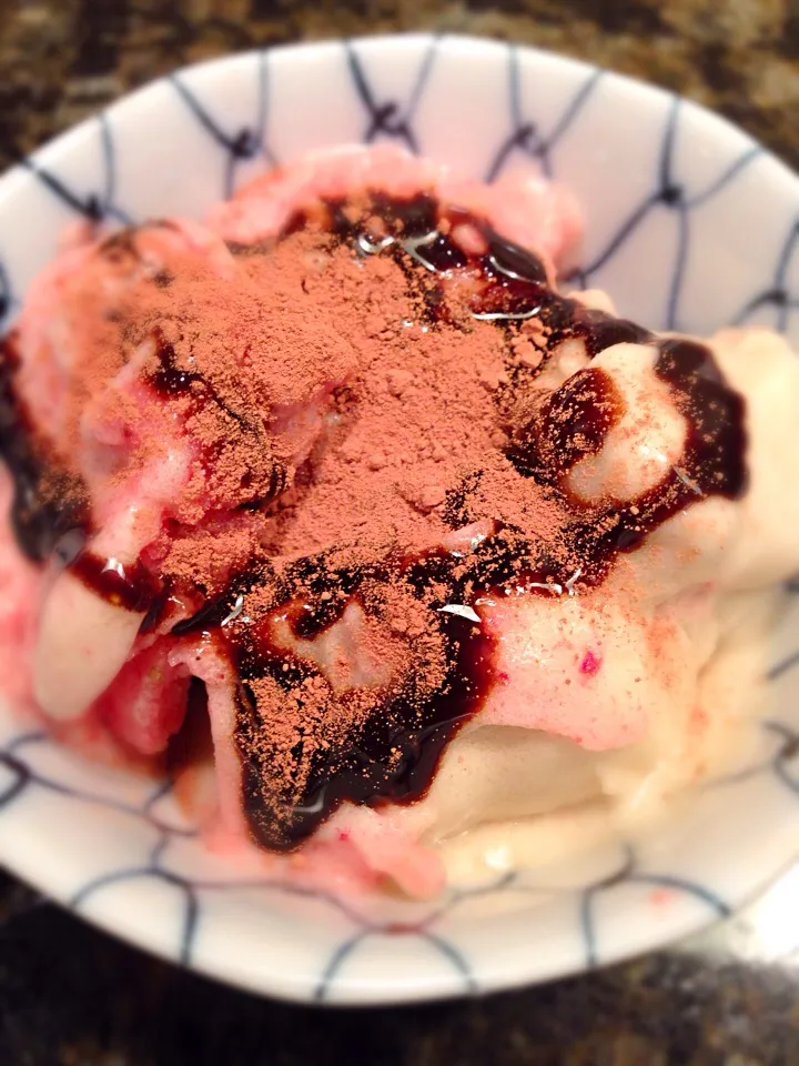 Banana & Strawberry ice cream. Drizzling with chocolate syrup and sprinkle with coco powder.  No sugar or cream added! Pure frozen fruits:) yum!|Allissa Zhaoさん