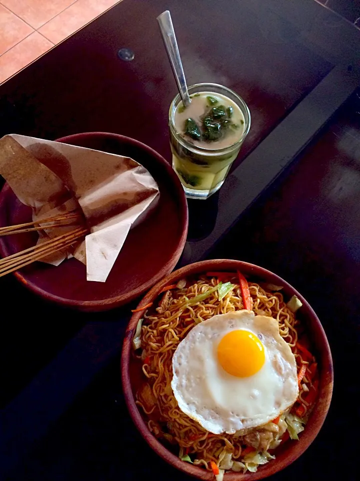 Mie Goreng and others from the morning market @ The Style Ubud Hostel.|Chalinee Kalyanamitraさん