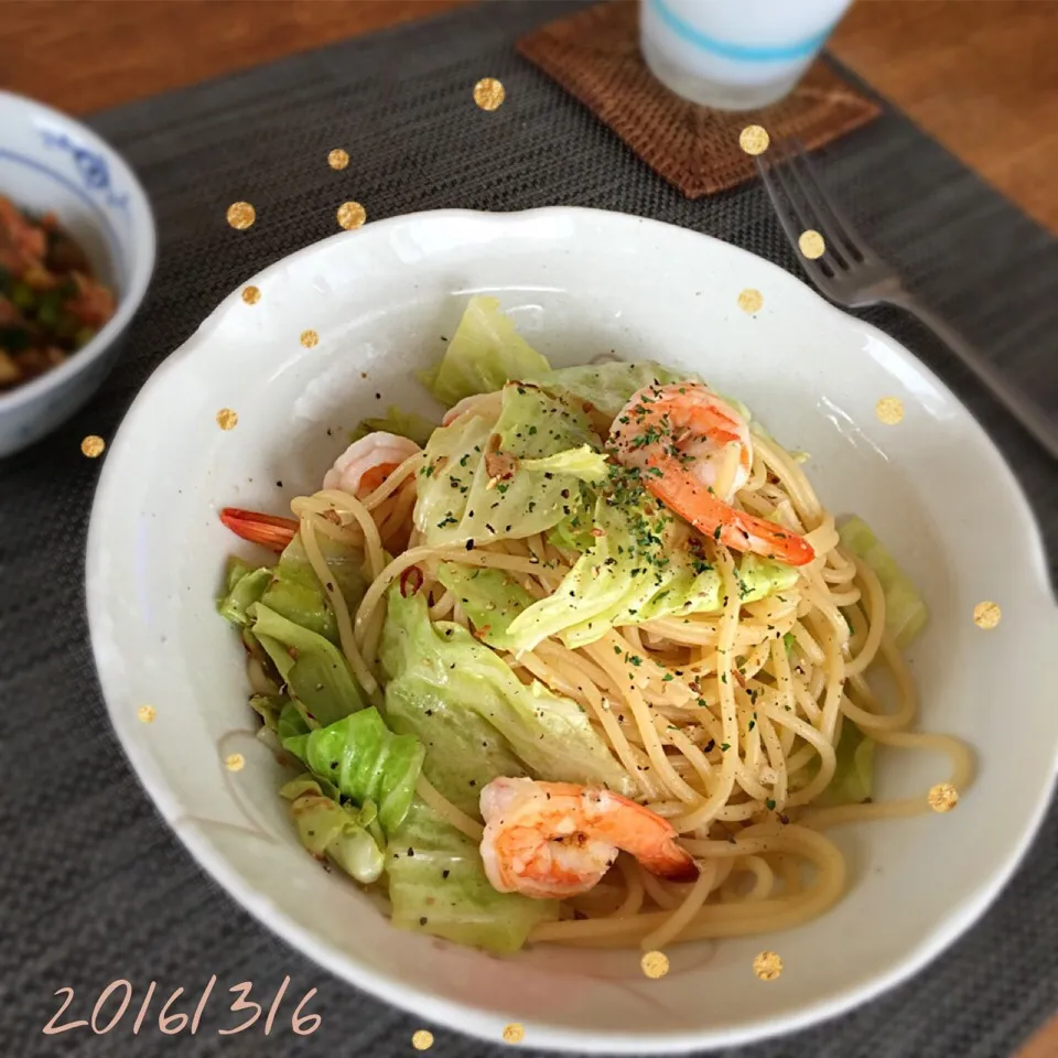 海老とキャベツのスパゲッティ🍝|𓇼 Ⓢ Ⓗ Ⓘ Ⓝ Ⓞ Ⓑ Ⓤ 𓇼さん