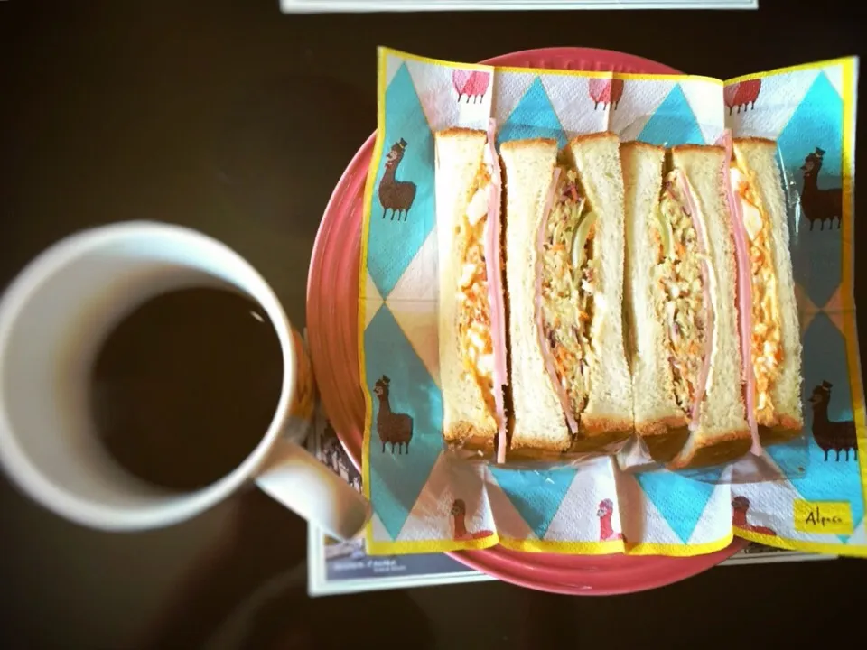 Snapdishの料理写真:本日のモーニング🍞 トーストした本仕込にハム、たまごサラダ、コールスローで沼サン風☕️|BUBUさん