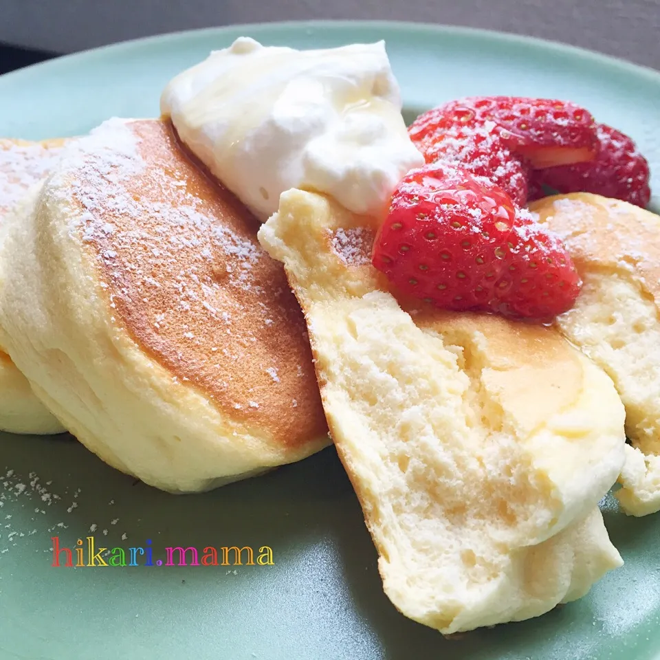 Snapdishの料理写真:幸せのスフレパンケーキ🍓|ひかりママさん