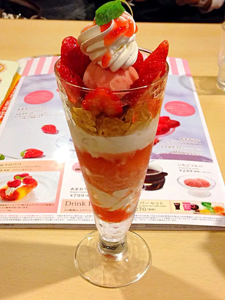 あまおうのパフェ  AMAO premium strawberry parfait🍓|ゆうじ.さん