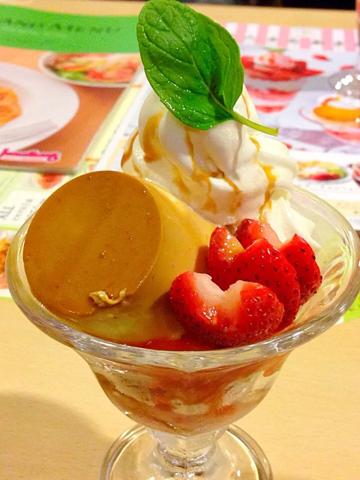 Snapdishの料理写真:あまおうとプリンのサンデー  AMAO premium strawberry sundae🍓🍮|ゆうじ.さん