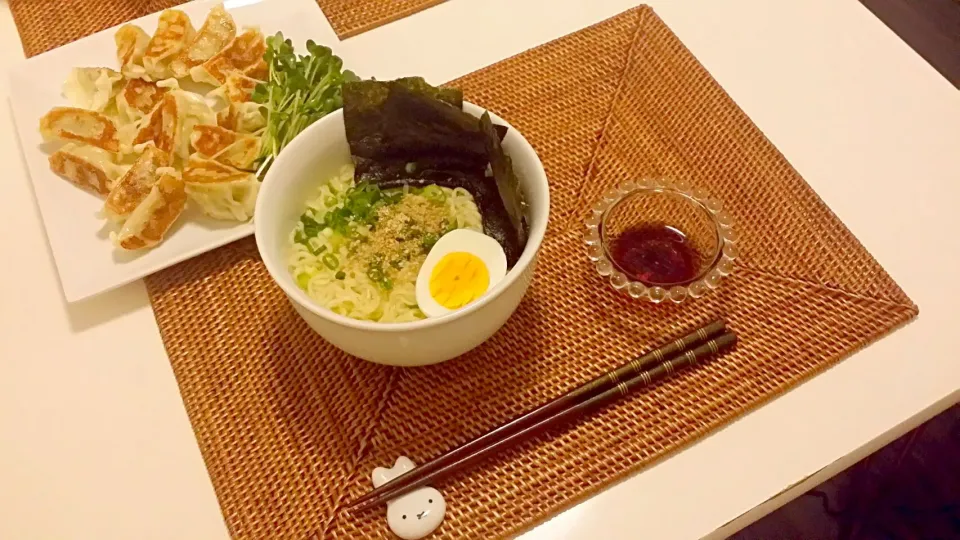 今日の夕食　サッポロ一番塩ラーメン、餃子|pinknari🐰🌈さん