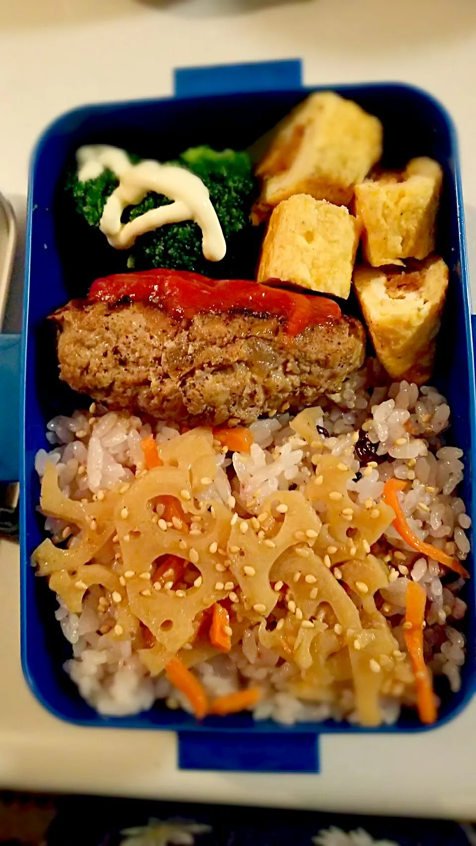 明日の夫のお弁当♪手捏ねハンバーグと蓮根の金平|Asuka Sakuradaさん