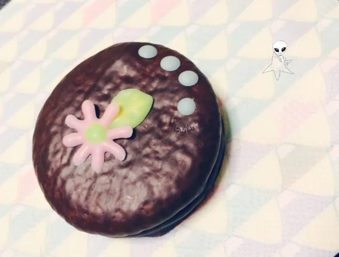 チョコパイにチョコペンで描いたのを乗せました💕|sayuri*さん