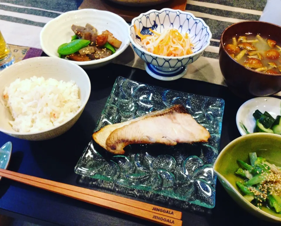 蟹飯，ブリの塩焼き，煮物，紅白なます，お味噌汁|ryotaママさん