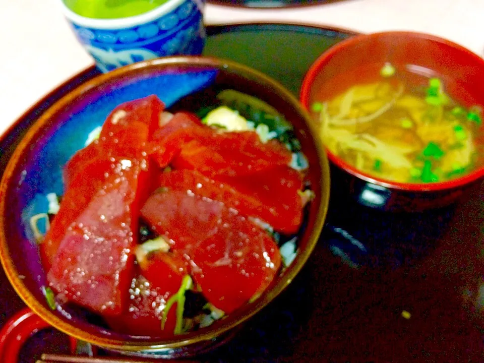 マグロの漬け丼。初めてお吸い物出してみました。 普通のお椀の1/3ぐらいで、薄味ですがお出汁が効いているので美味しいです。 毎回お茶にしていましたが、たまには出したいです。😊|ナタママさん