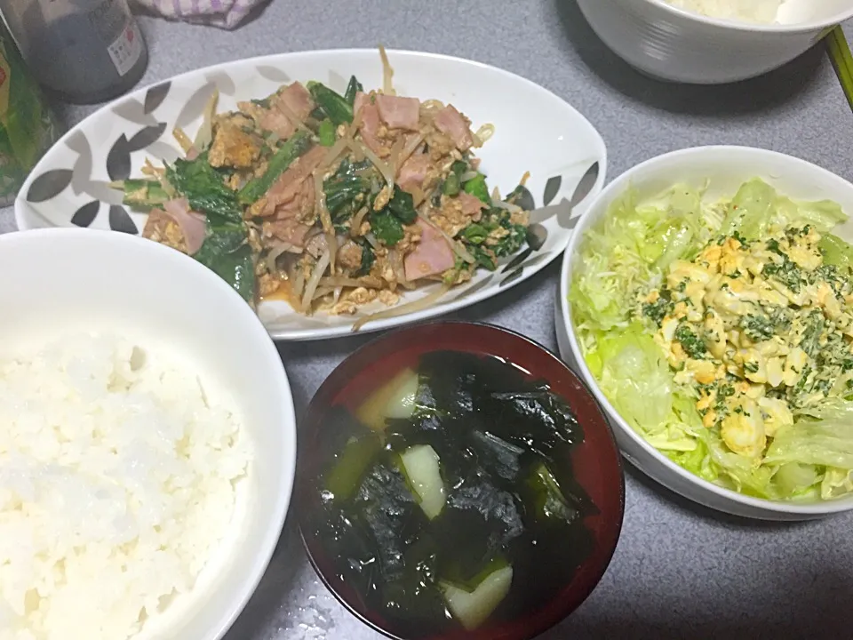 Snapdishの料理写真:玉子もやしハム小松菜ソース生姜炒め、白米、玉子パセリサラダ、ワカメじゃがスープ|ms903さん