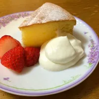 スポンジケーキ 生クリームとイチゴ添え|ハマルさん