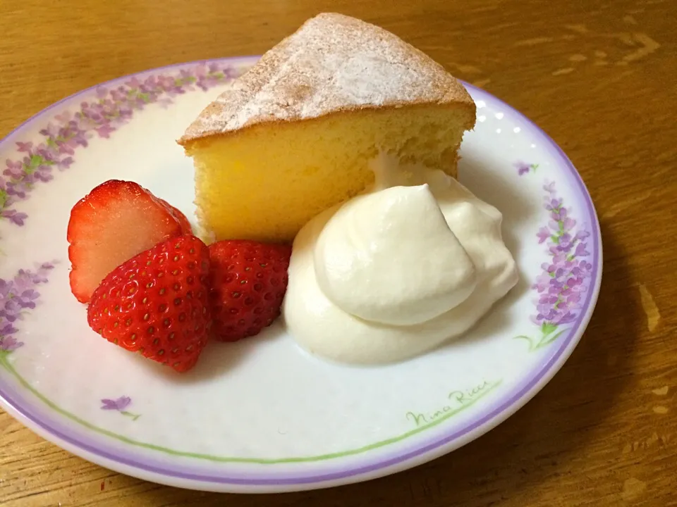 スポンジケーキ 生クリームとイチゴ添え|ハマルさん