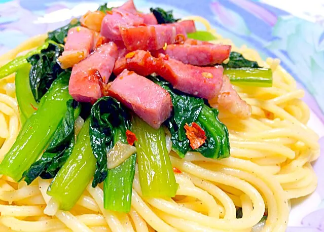 辛いベーコンと小松菜ペペロンチーノススパゲティ - Spicy bacon & japanese mustard spinach pepperoncino spaghetti 😋❤️✨|Liezlさん