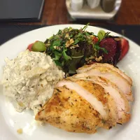 Snapdishの料理写真:今日の夕食はSzamos Grilled Chicken w/ Apple & cheese salad.|italytodayさん