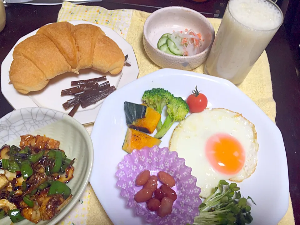 今日の朝ごはん。りんごとバナナのスムージー、目玉焼き、かぼちゃブロッコリーのオリーブオイル焼き、金時豆、ピーマン竹輪甘辛炒め、胡瓜カニフレーク酢の物、クロワッサン、伽羅蕗。|岸野 令子さん