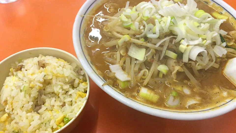 から味噌ラーメンと小チャーハンを頂きました。|momongatomoさん