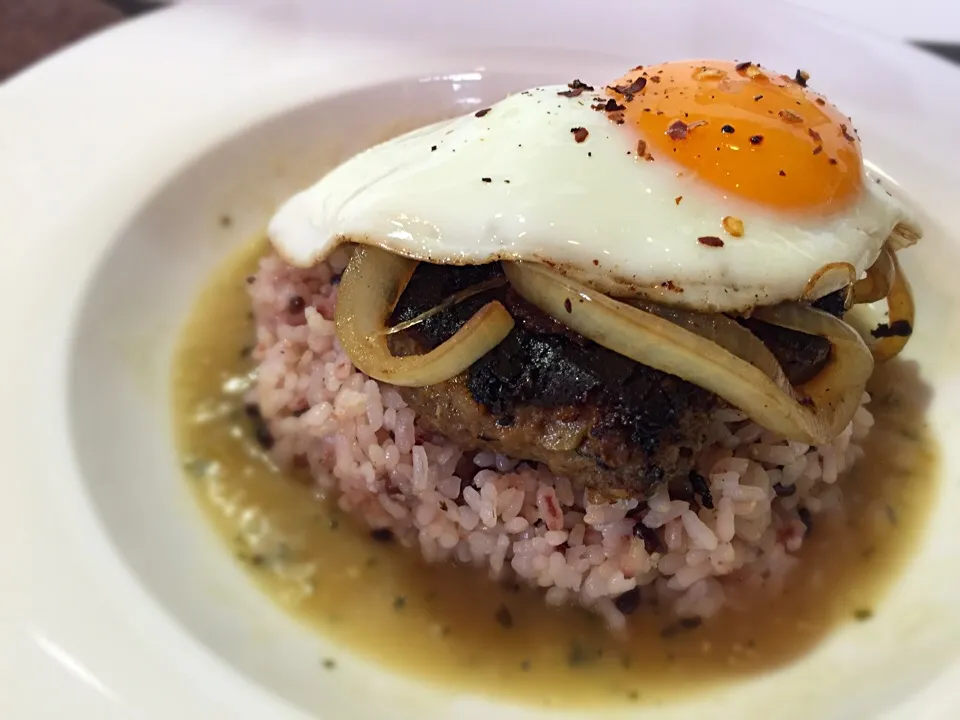 Snapdishの料理写真:Loco Moco on Izumi-shi akameshi (red rice) with grilled onion on a 100% beef patty|Samuel Naylorさん