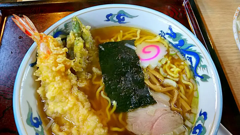 Snapdishの料理写真:蕎麦屋のラーメンに天ぷらをトッピング。ウマオ❗|Harumitu Simadaさん