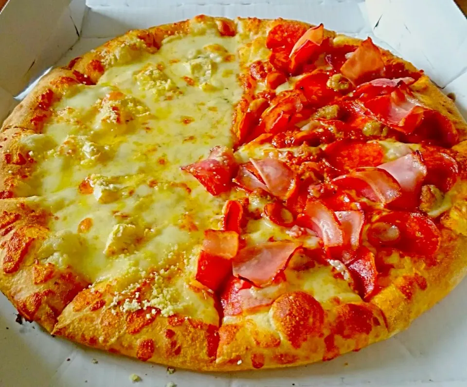 親不知を抜く前の最後の晩餐(笑) ドミノピザ🍕のクアトロフォルマッジと、ミート7のハーフハーフ🍕|Yukiさん