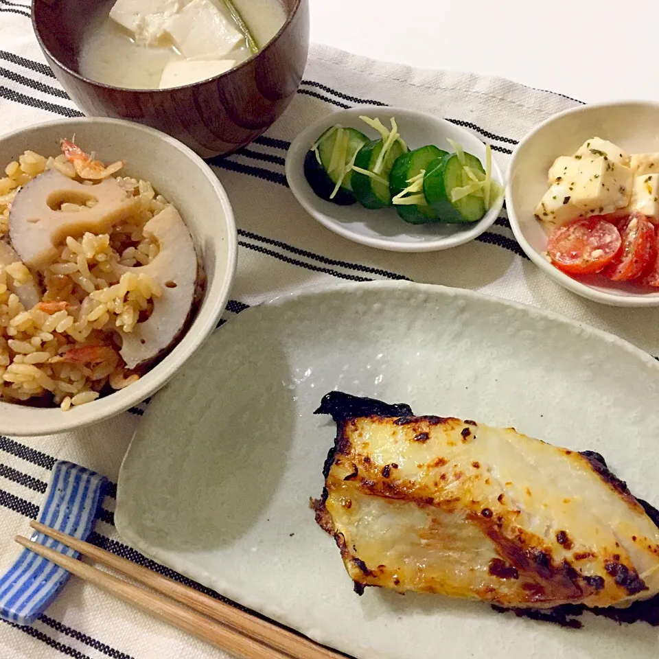 蓮根の炊込ご飯・そいの塩麹焼き・カプレーゼ・胡瓜の浅漬・味噌汁|Accaさん