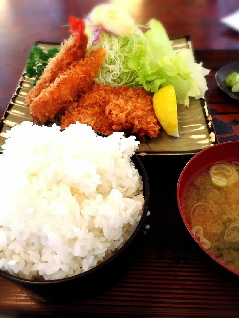 Snapdishの料理写真:【海老ミックス定食】ヒレカツ２個と海老一本を使った豪華な定食です。画像のご飯は大盛りです(笑)|とんかつ 辰巳さん