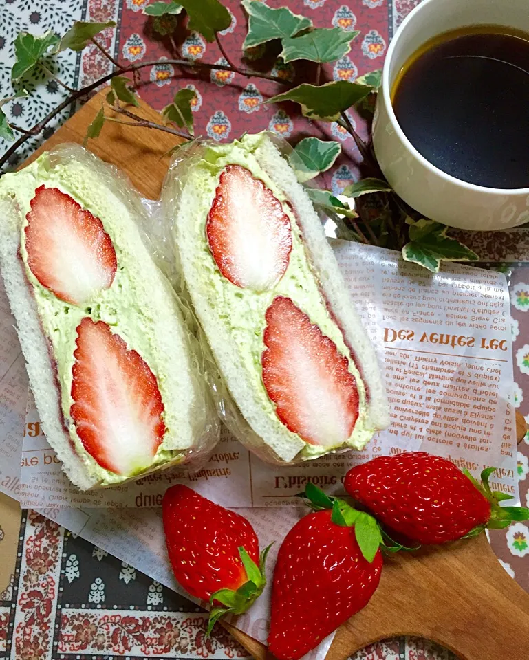 Snapdishの料理写真:抹茶いちごサンド🍓🍵|あつみんさん