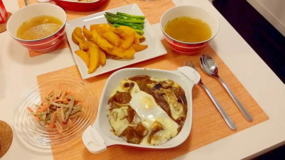 今日の夕食　焼きカレー、ごぼうサラダ、フライドポテト、根菜のコンソメスープ|pinknari🐰🌈さん