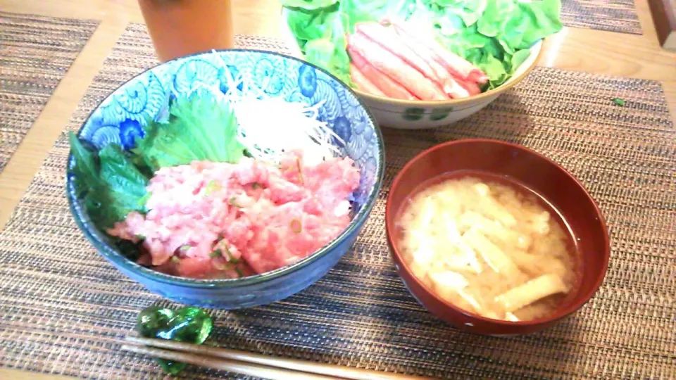 ねぎトロ丼、かにかまサラダ|Emiko Kikuchiさん