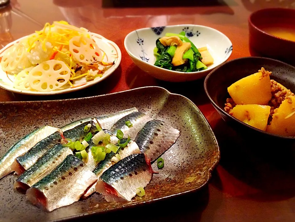 Snapdishの料理写真:鰯のお刺身に新ジャガ挽肉甘辛煮♪|72roseさん