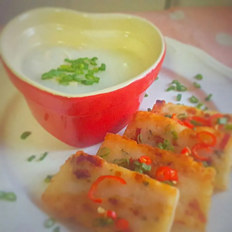 dim sum breakfast for the office - home cooked chicken congee with pan fried crispy radish cake|Chua Jeanさん