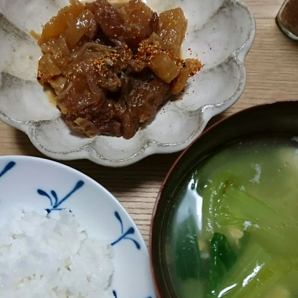 Snapdishの料理写真:牛スジ味噌煮込み。大根と長ねぎ入り。チンゲン菜のたまごスープ。中華味。|のーなさん