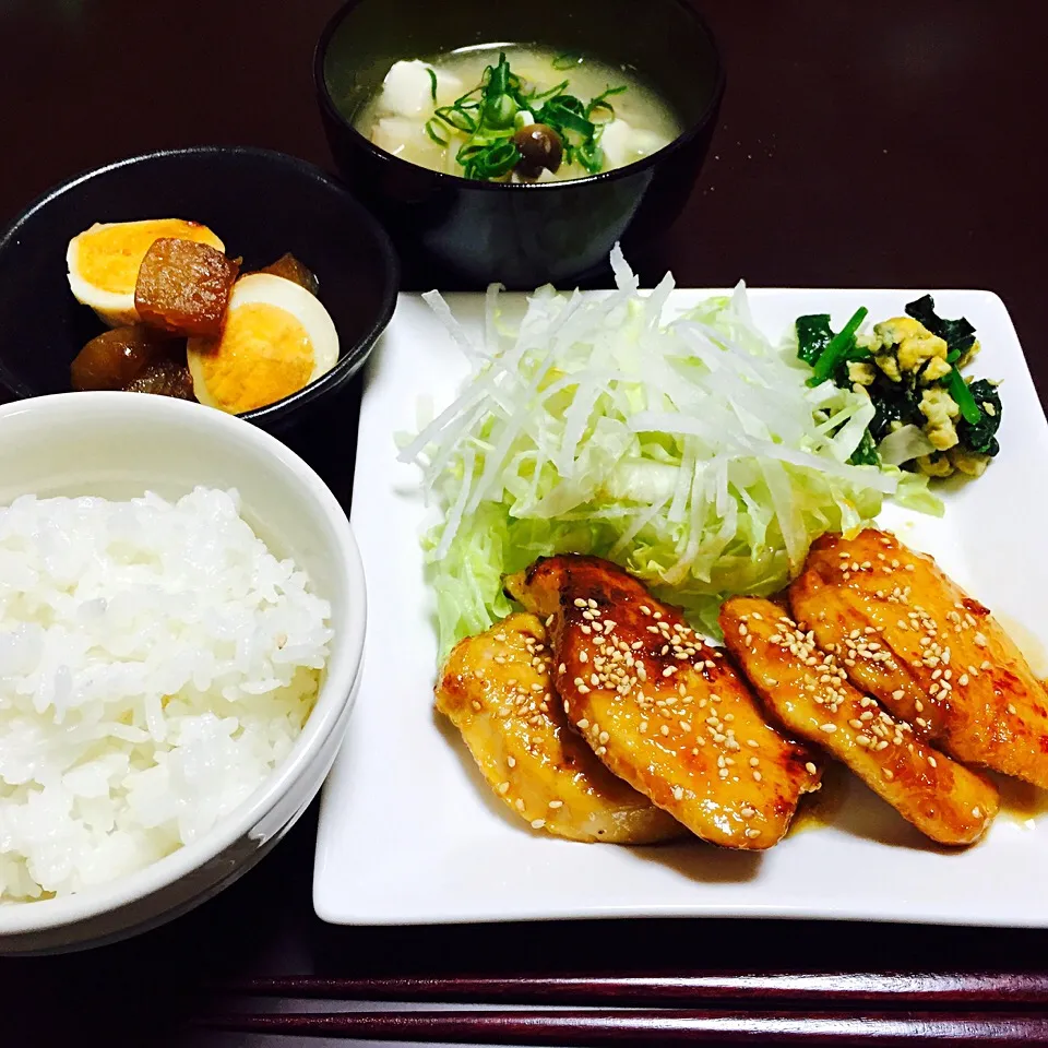 Snapdishの料理写真:ゆうごはーん♡
甘辛チキン
サラダ
ほうれん草とたまごの炒め物
大根とたまごのこってり煮
お味噌汁
ごはん|asukaさん